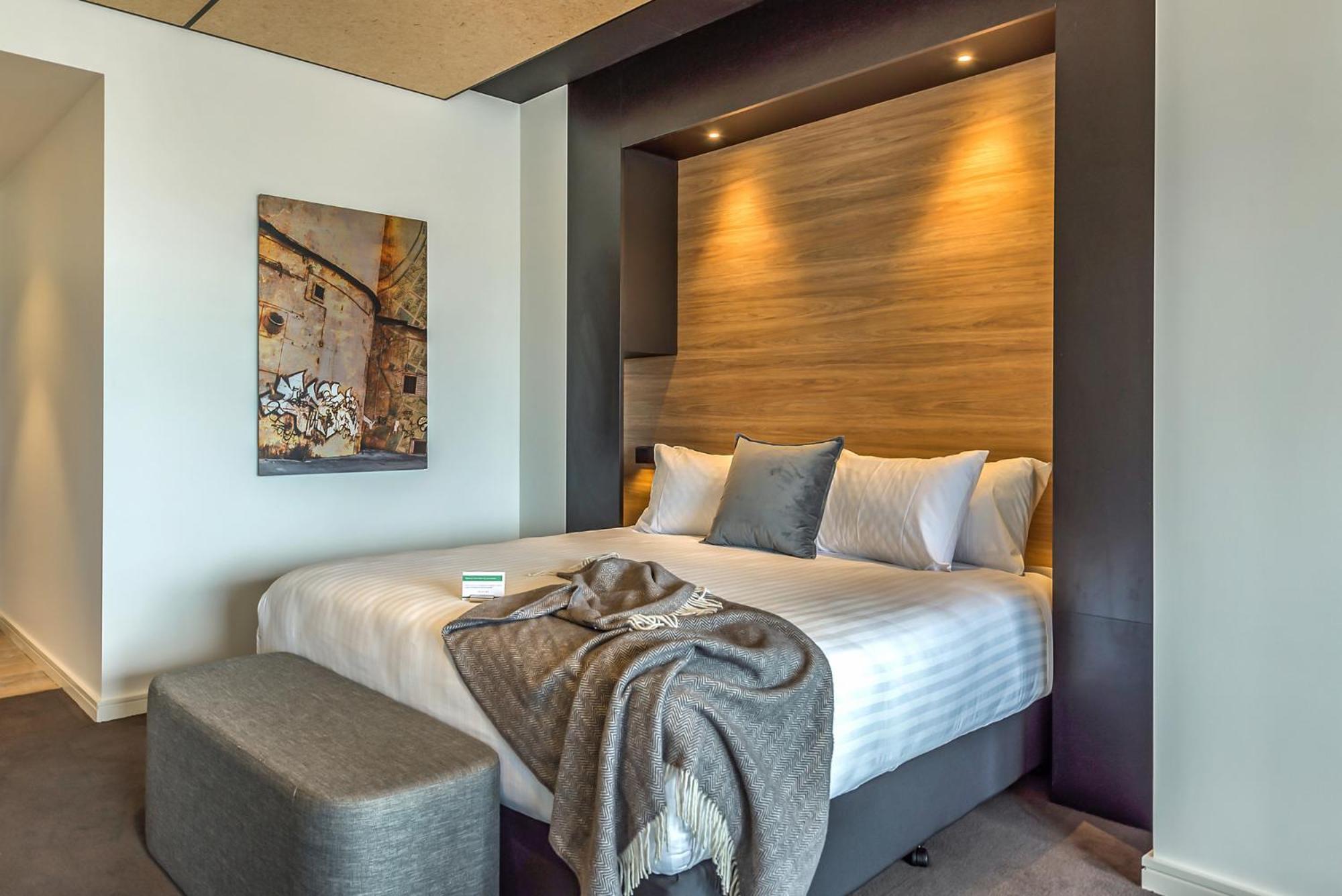 Peppers Silo Hotel Launceston Exterior photo A bedroom at the hotel