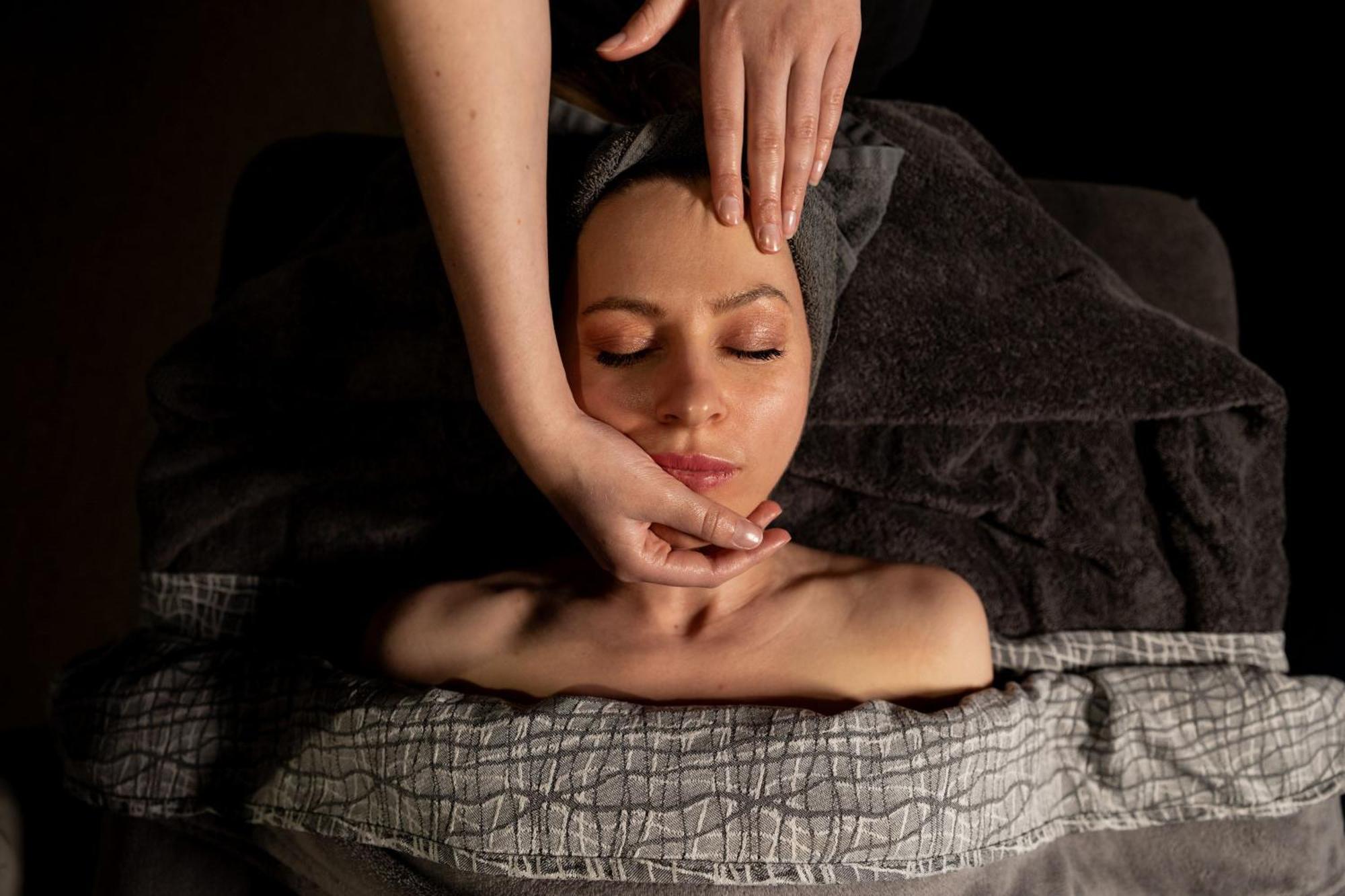 Peppers Silo Hotel Launceston Exterior photo A woman receiving a facial massage