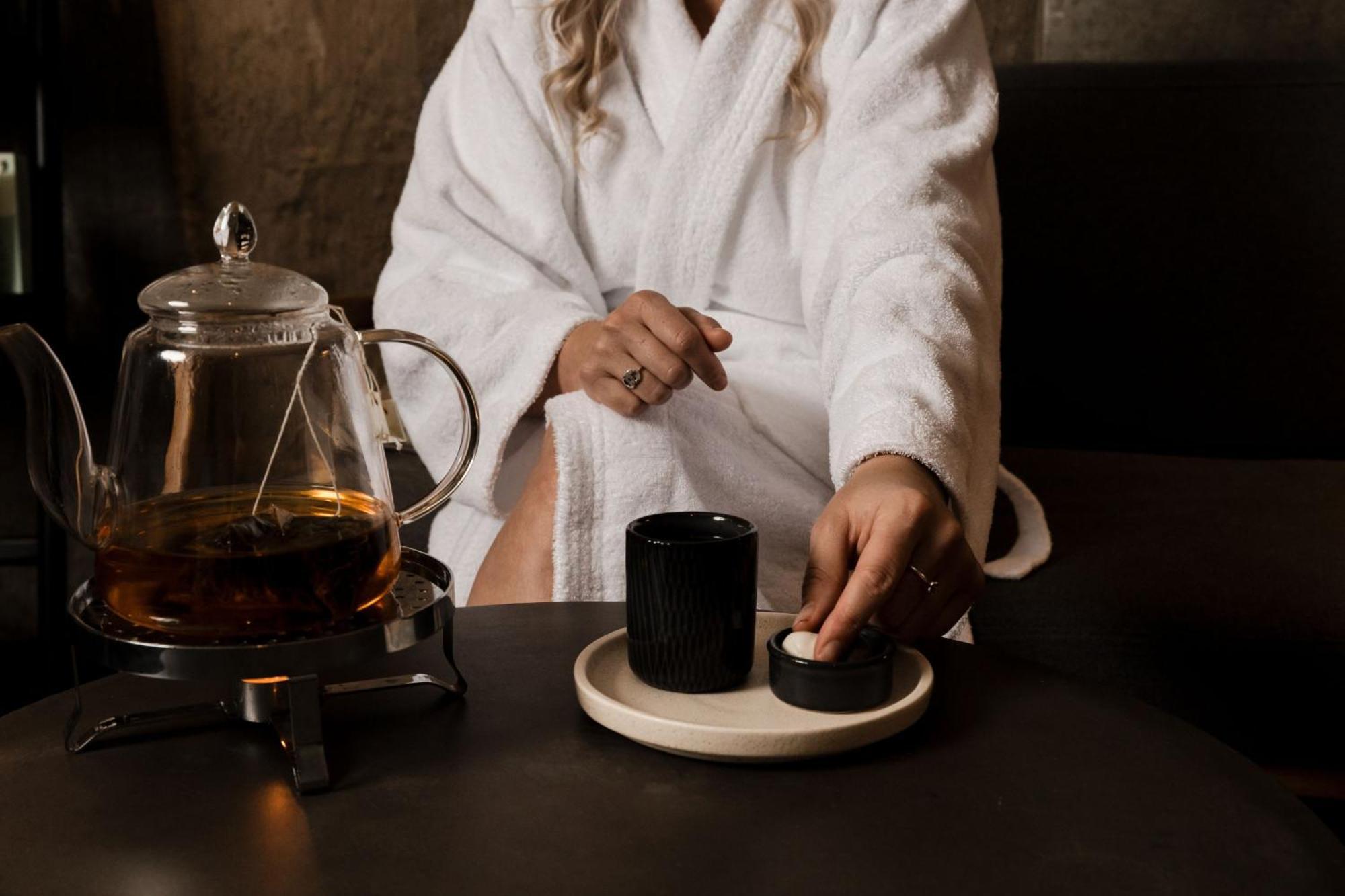 Peppers Silo Hotel Launceston Exterior photo A woman wearing a bathrobe