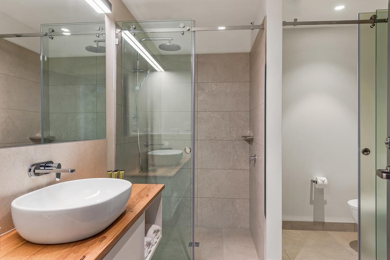 Peppers Silo Hotel Launceston Exterior photo A shower with a sliding door