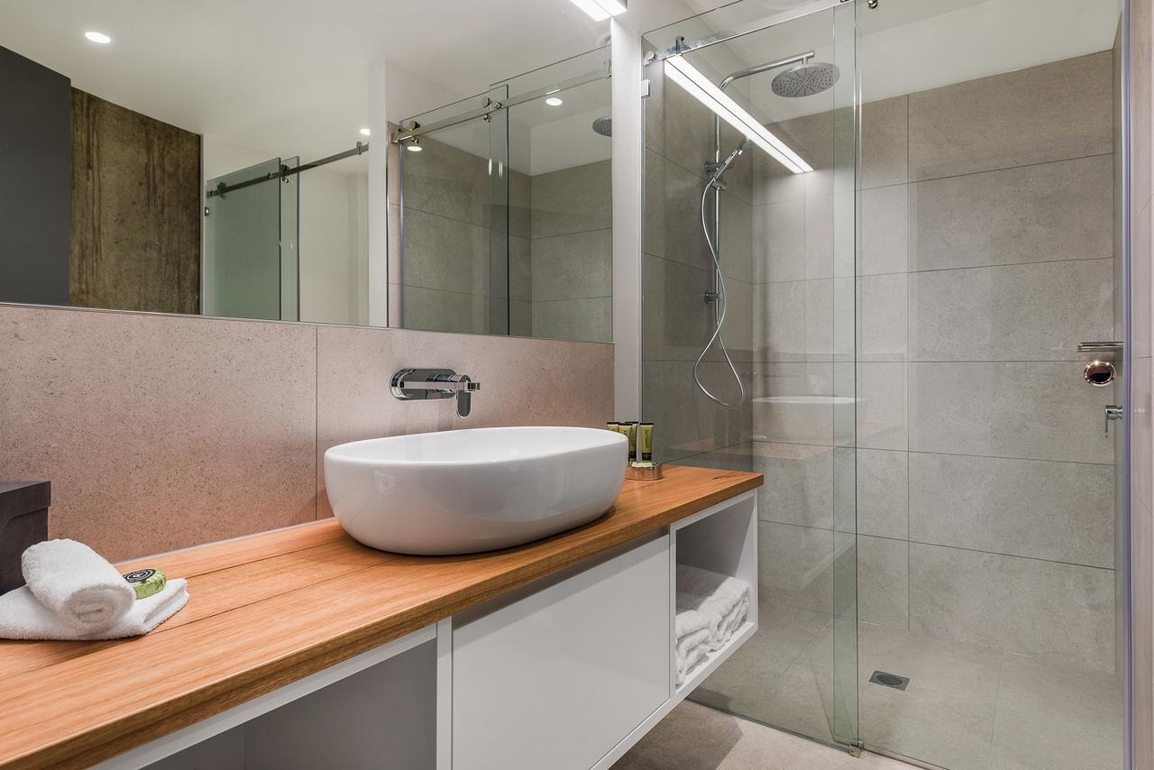 Peppers Silo Hotel Launceston Exterior photo A modern bathroom with a shower enclosure
