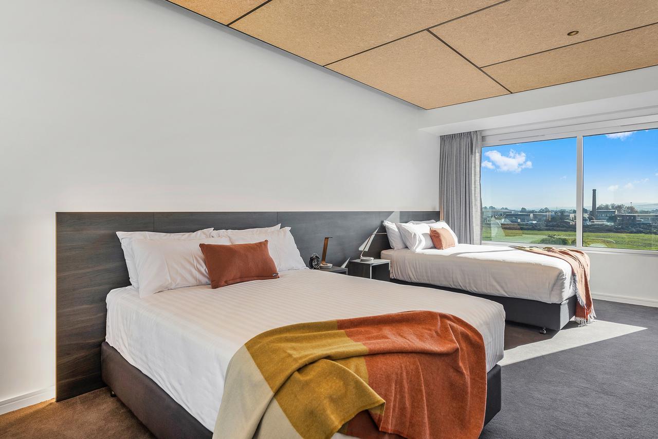 Peppers Silo Hotel Launceston Exterior photo A bedroom at the hotel