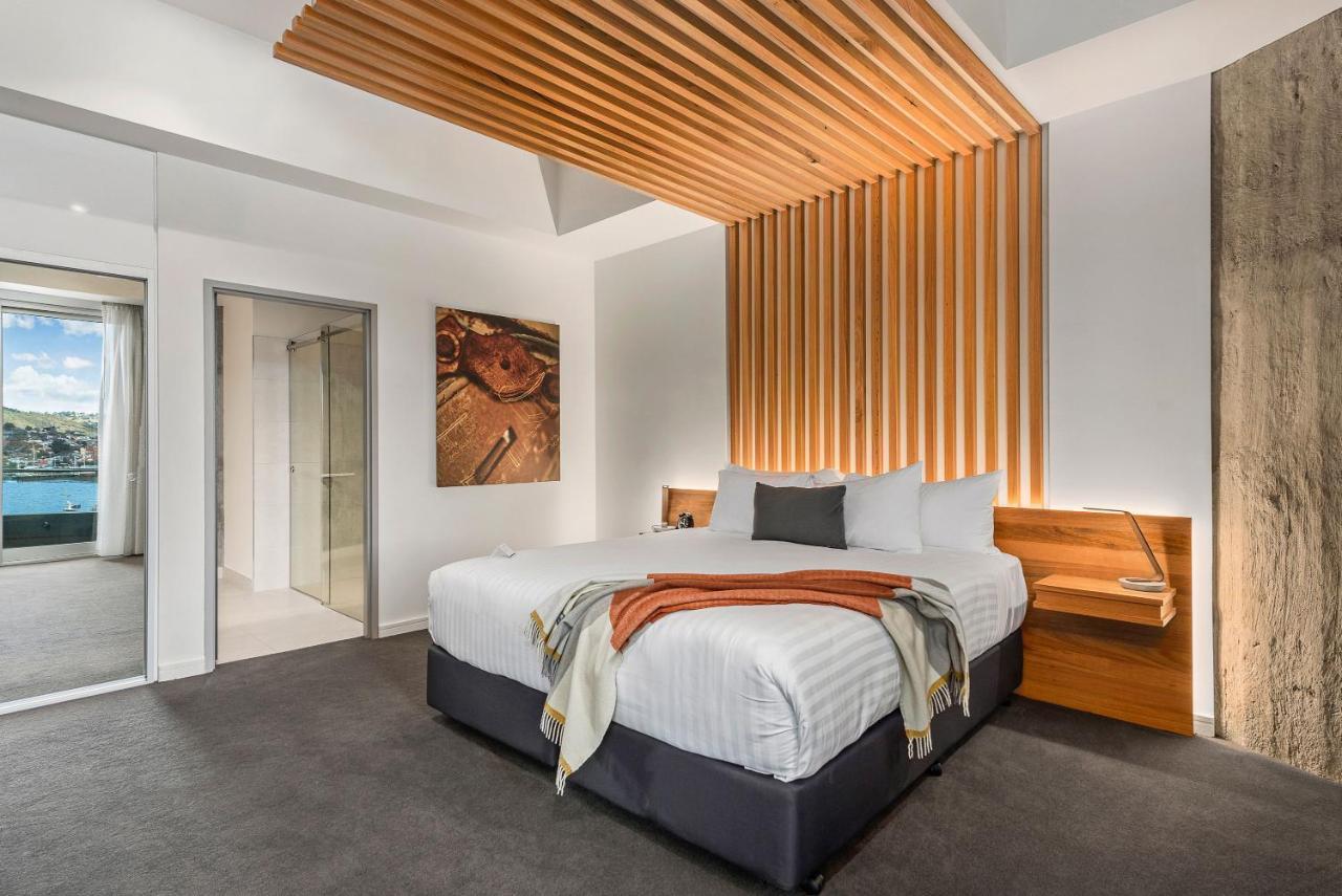 Peppers Silo Hotel Launceston Exterior photo A bedroom at the hotel