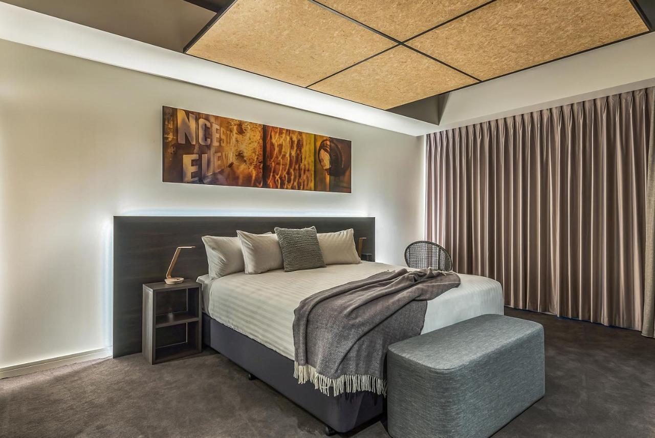 Peppers Silo Hotel Launceston Room photo A bedroom with a bed and a stool