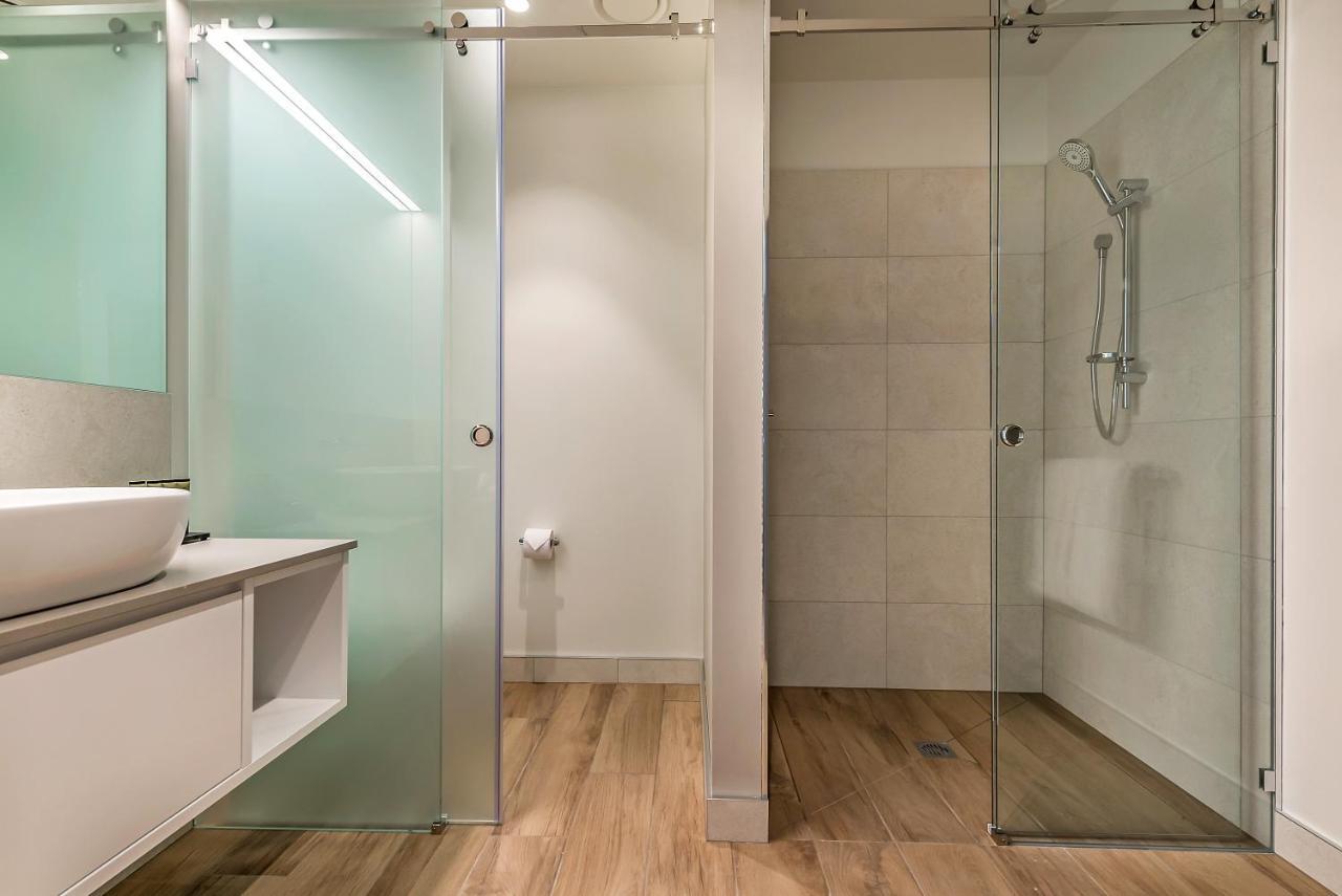 Peppers Silo Hotel Launceston Room photo A shower door